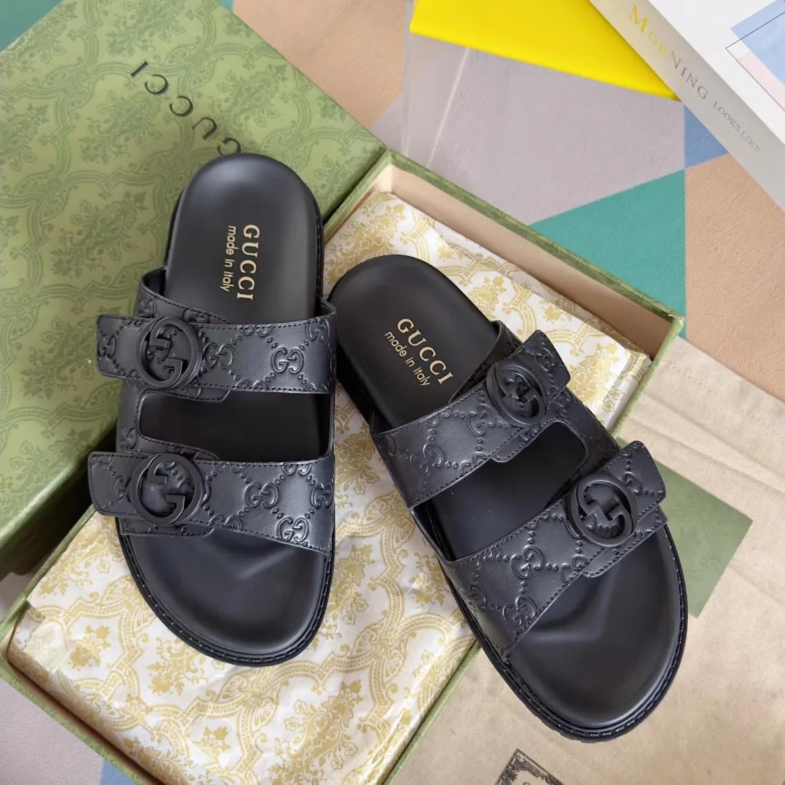 [G Home] Men's Men's Shoes💰: 300💰Size: 38-45 🆕2024Gucci Gucci Summer New Style Double G Presbyopia Flip-flops Cross Sandals Thick Sole Slippers Beach Shoes Original Purchase and Development Production G family's 2024 new summer dark horse items, fashion bloggers at home and abroad have put on the show, and it has become popular on social platforms at home and abroad. Fashionistas must pay for it, and they spend a lot of money to create ingenious craftsmanship and accurately restore every detail. Exquisite packaging at the delivery counter🛍📦 ▪️ Fabric: Original imported double G presbyopic leather ▪️ Lining: Original imported leather ▪️ Sole: Original open molded T men's shoes 💰U outsole ▪️ Bottom thickness: 3CM